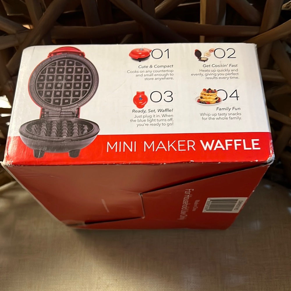 New Dash Mini Maker Waffle Red NWB